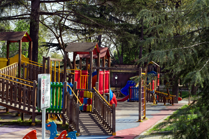 Doğa İçinde Çocuk Parkı Telifsiz ve Ücretsiz Resim