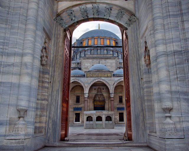 Süleymaniye Camisi ve Kapısından İç Avlu Telifsiz ve Ücretsiz Resim