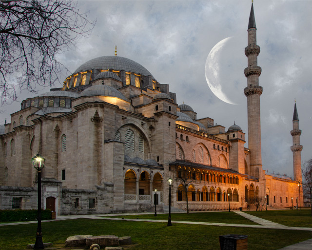 Süleymaniye Camisi Boğaza Bakan Bahçesinden Sabah Görünümü