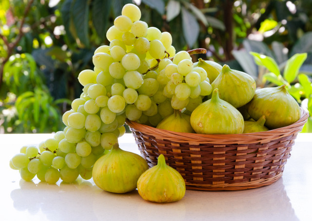 Sepette Yeni Toplanmış Üzümler ve İncirler Arka Fonda Şeftali Ağacı Yaz Meyveleri