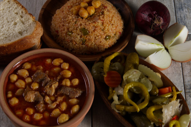 Güveçte Etli Nohut, Ahşap Tabakta Bulgur Pilavı ve Karışık Turşu Yatay Format 2